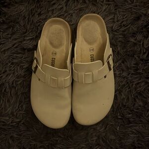 Size 8.5 tan/creme clogs!!